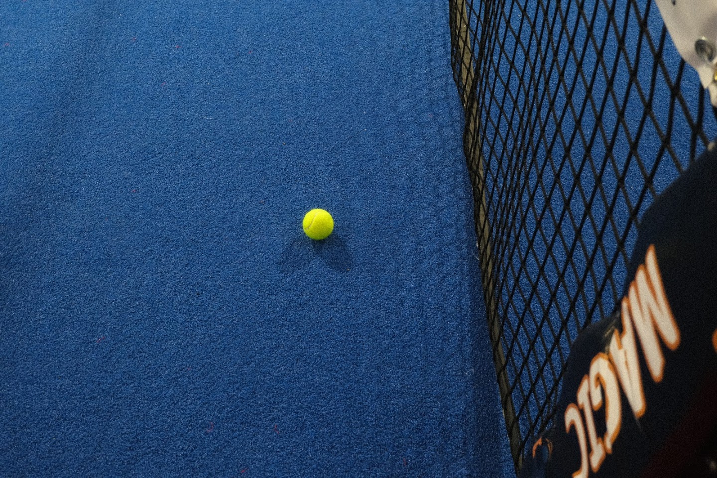 Minge de padel lângă fileu pe un teren exterior